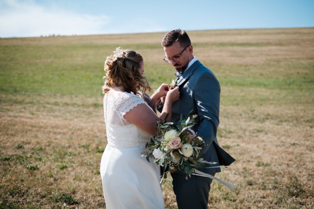 Hochzeitspaar auf Feld unter der Burg Hohenzollern