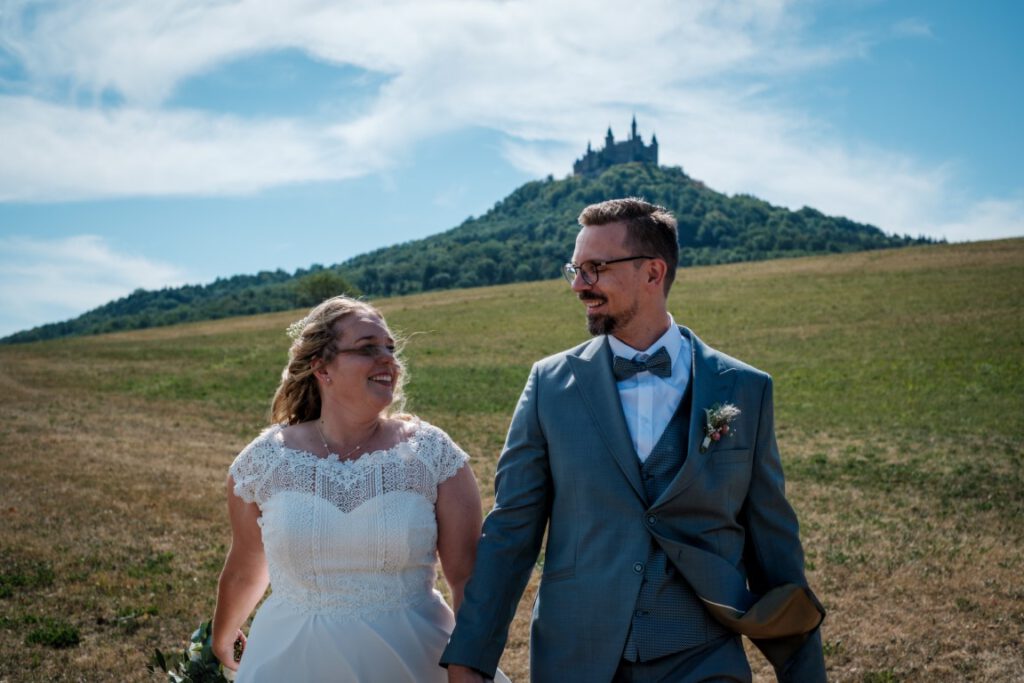 Hochzeitspaar auf Feld unter der Burg Hohenzollern
