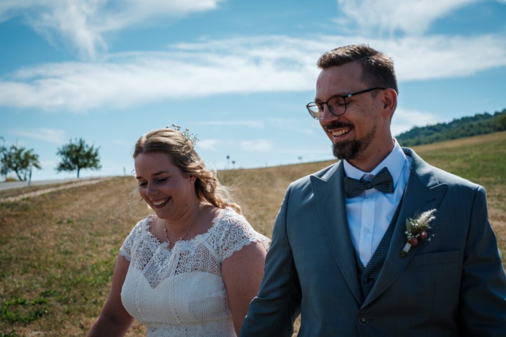 Hochzeitspaar auf Feld unter der Burg Hohenzollern