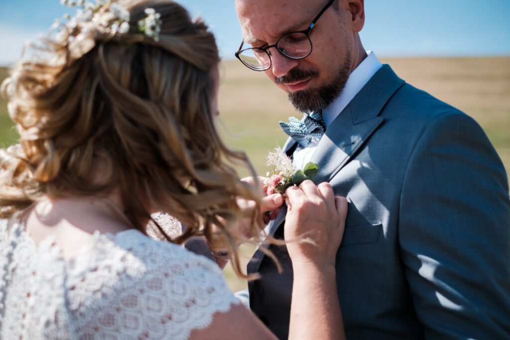 Hochzeitspaar auf Feld unter der Burg Hohenzollern