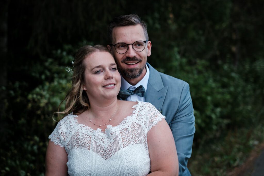 Hochzeitspaar auf Feldweg unter der Burg Hohenzollern
