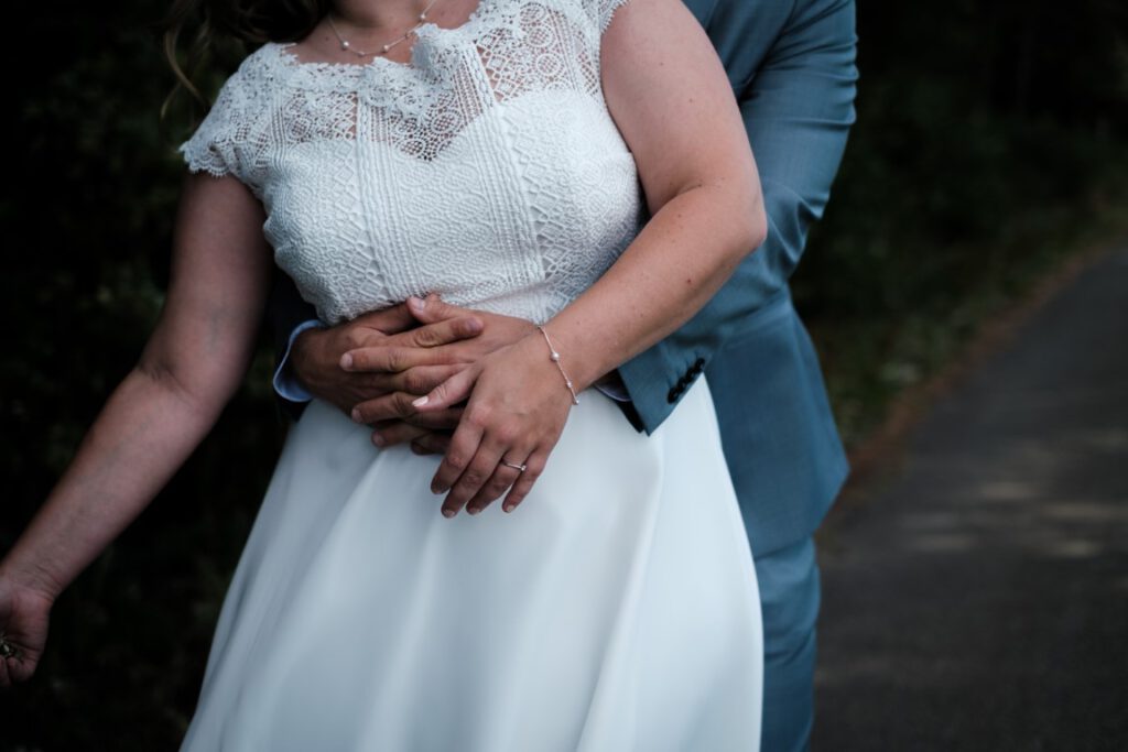 Hochzeitspaar auf Feldweg unter der Burg Hohenzollern
