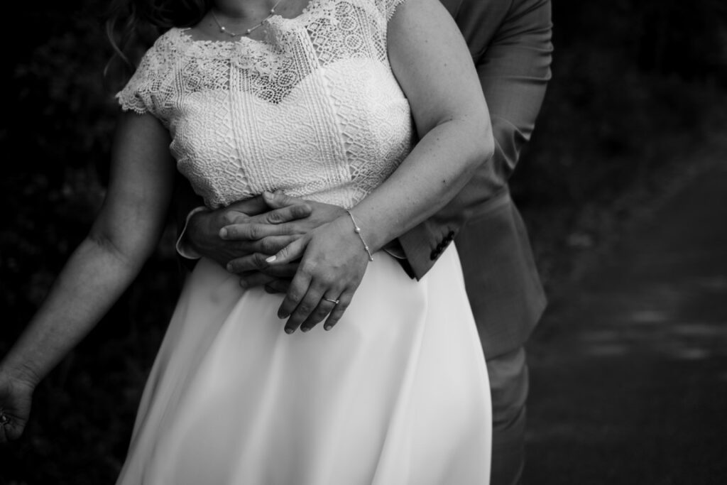 Hochzeitspaar auf Feldweg unter der Burg Hohenzollern