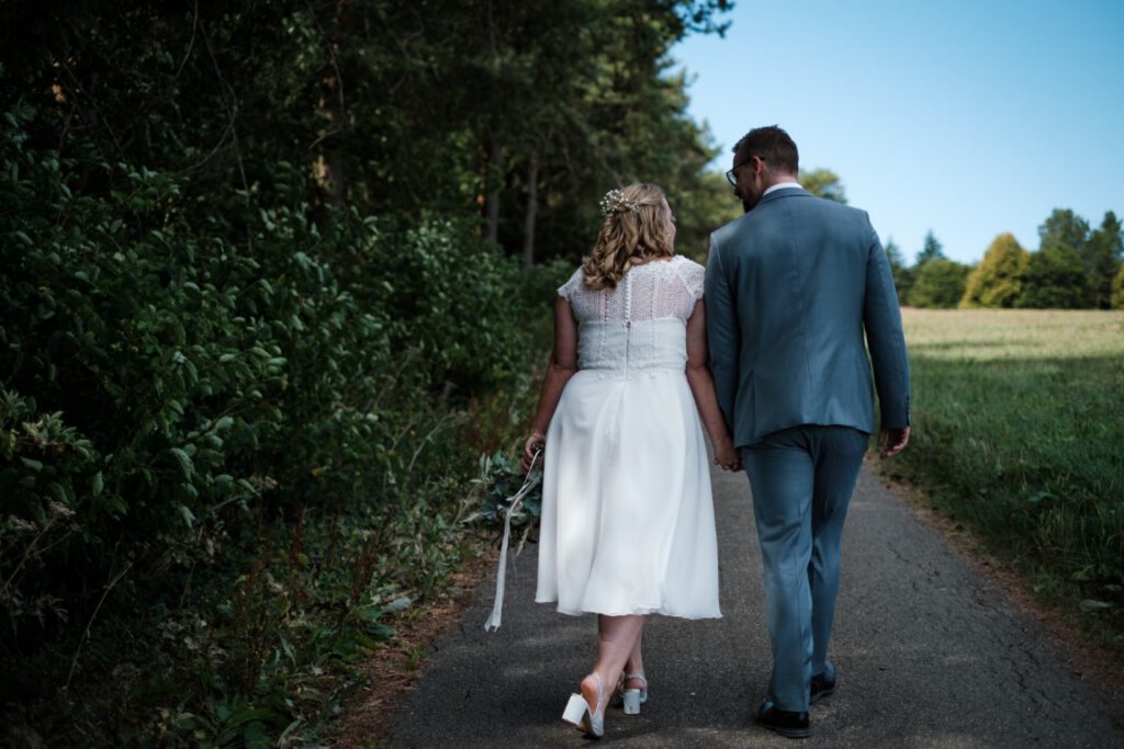Hochzeitspaar auf Feldweg unter der Burg Hohenzollern