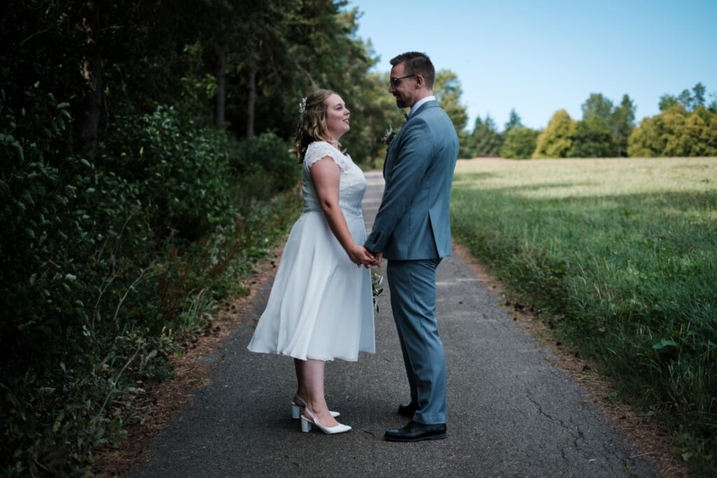 Hochzeitspaar auf Feldweg unter der Burg Hohenzollern
