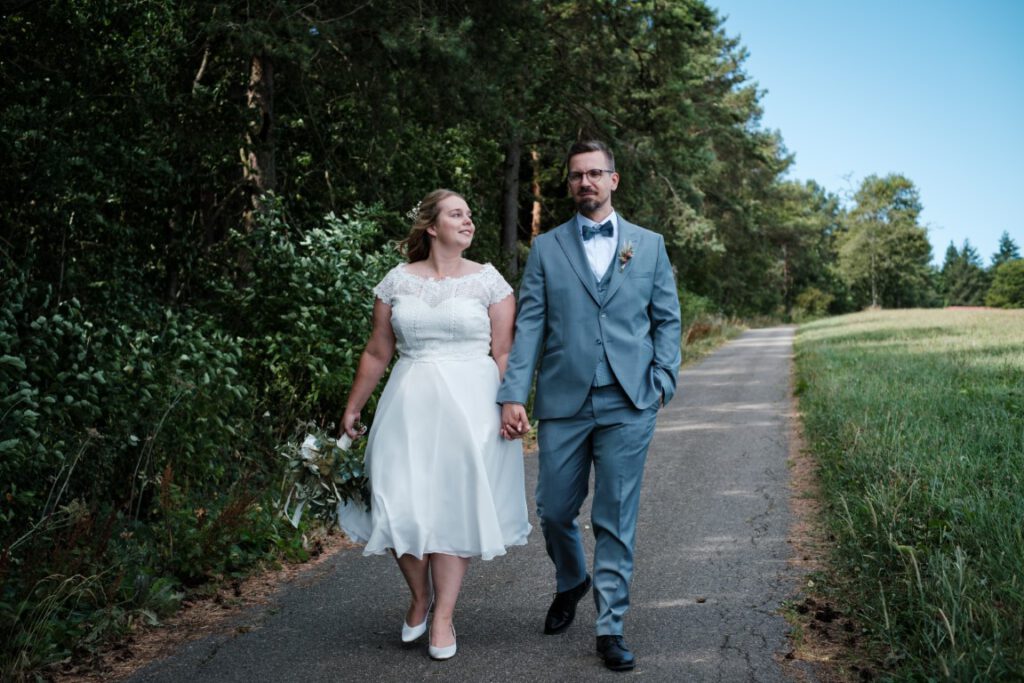 Hochzeitspaar auf Feldweg unter der Burg Hohenzollern