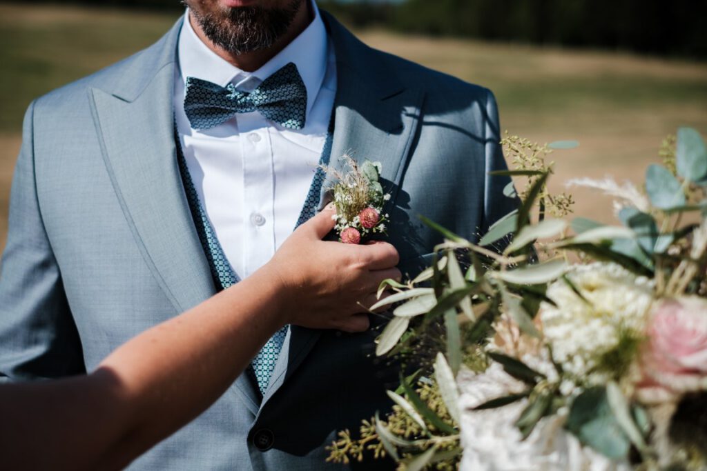 Reportagefoto Ansteckblume des Bräutigams
