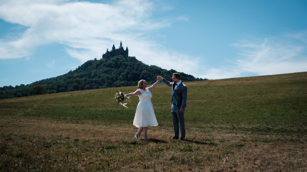 Hochzeitspaar unter der Burg Hohenzollern