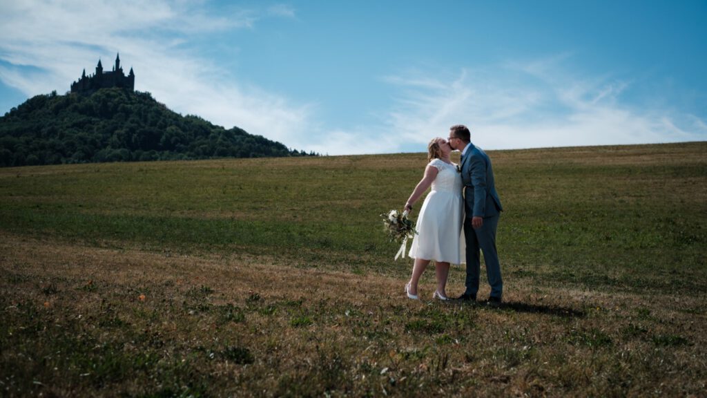 Hochzeitspaar unter der Burg Hohenzollern