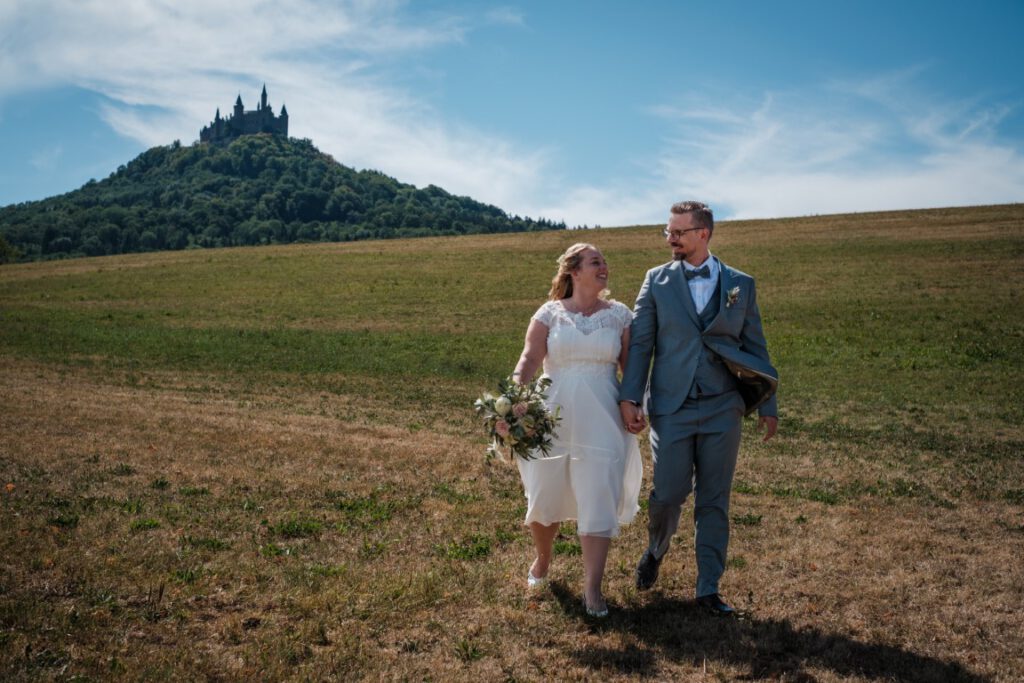 Hochzeitspaar unter der Burg Hohenzollern
