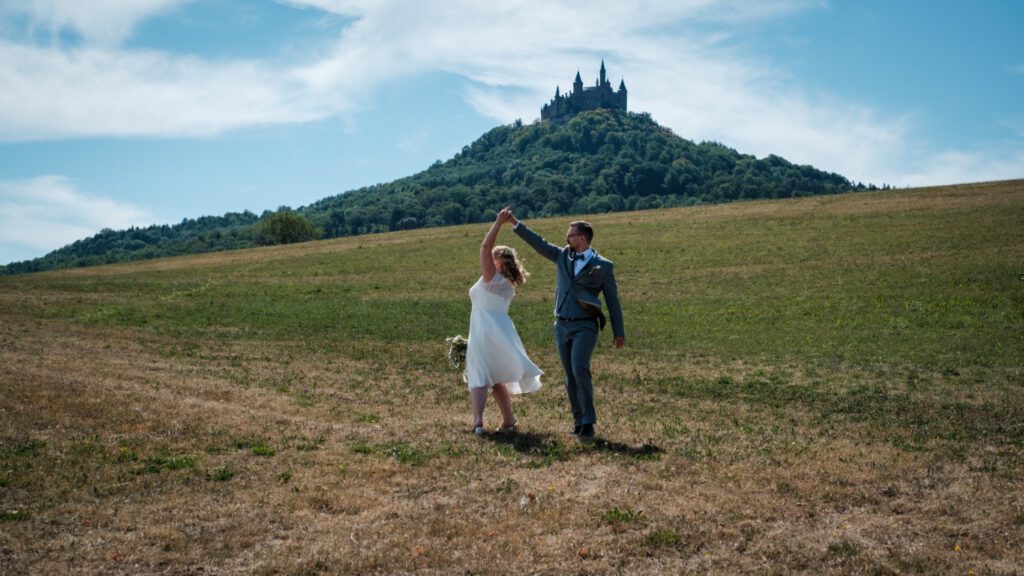 Hochzeitspaar unter der Burg Hohenzollern