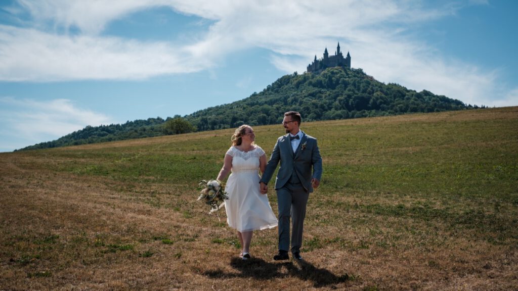 Hochzeitspaar unter der Burg Hohenzollern