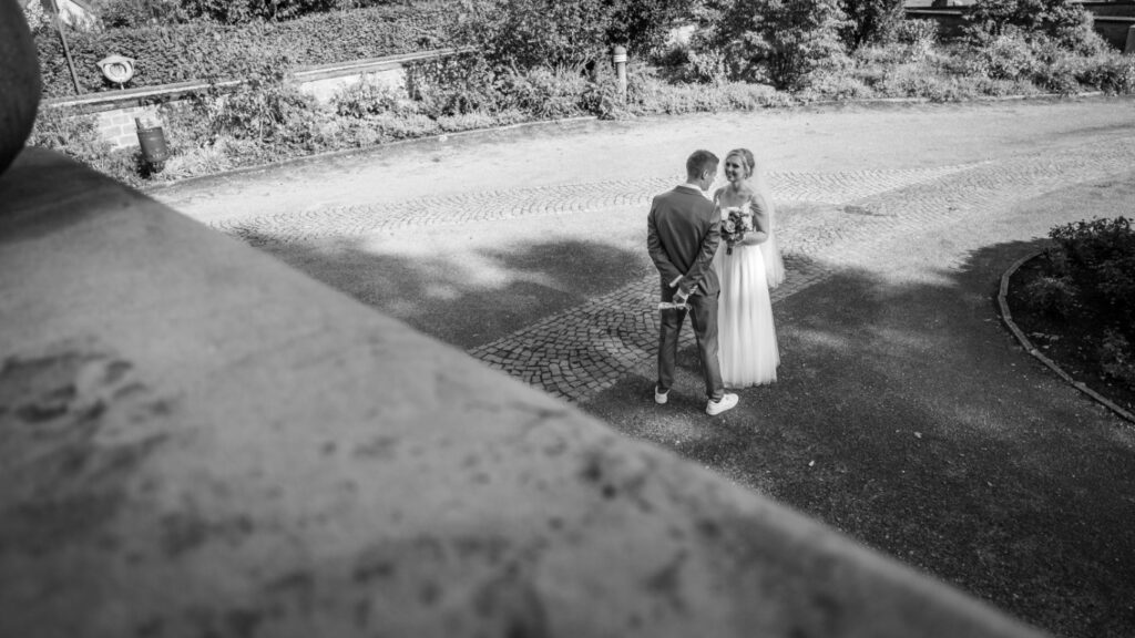 Hochzeitsfoto Reportagefoto des Hochzeitspaares bei der standesamtlichen Trauung
