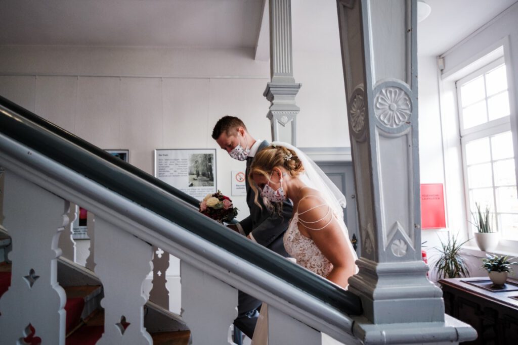 Hochzeitsfoto Reportagefoto des Hochzeitspaares bei der standesamtlichen Trauung