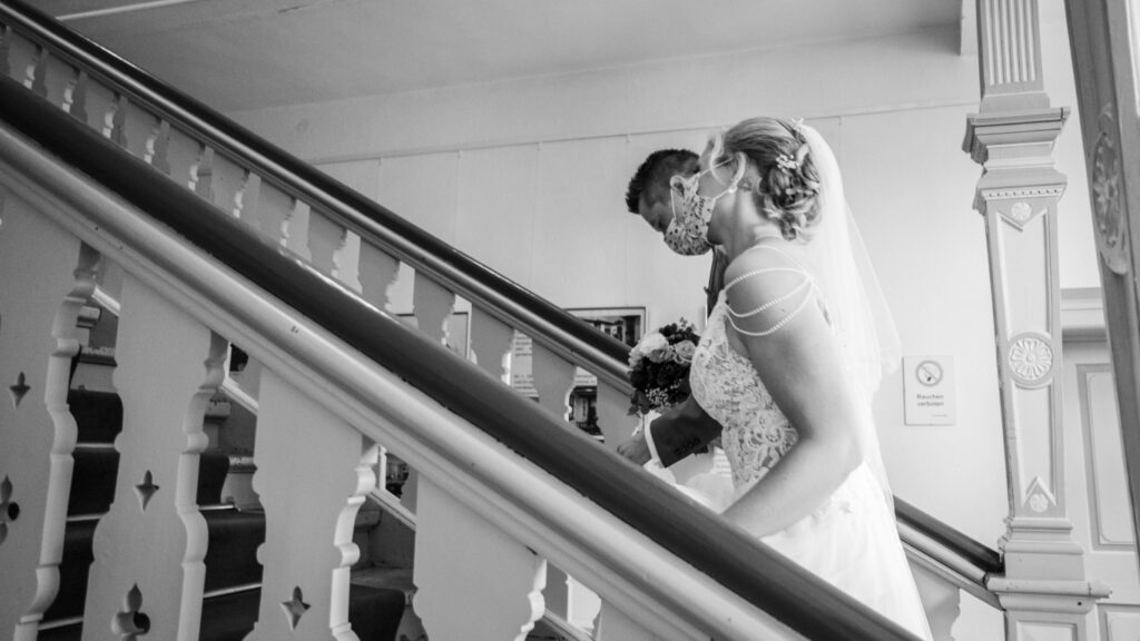 Hochzeitsfoto Reportagefoto des Hochzeitspaares bei der standesamtlichen Trauung