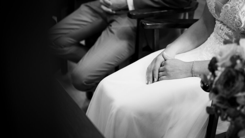 Hochzeitsfoto Reportagefoto des Hochzeitspaares bei der standesamtlichen Trauung
