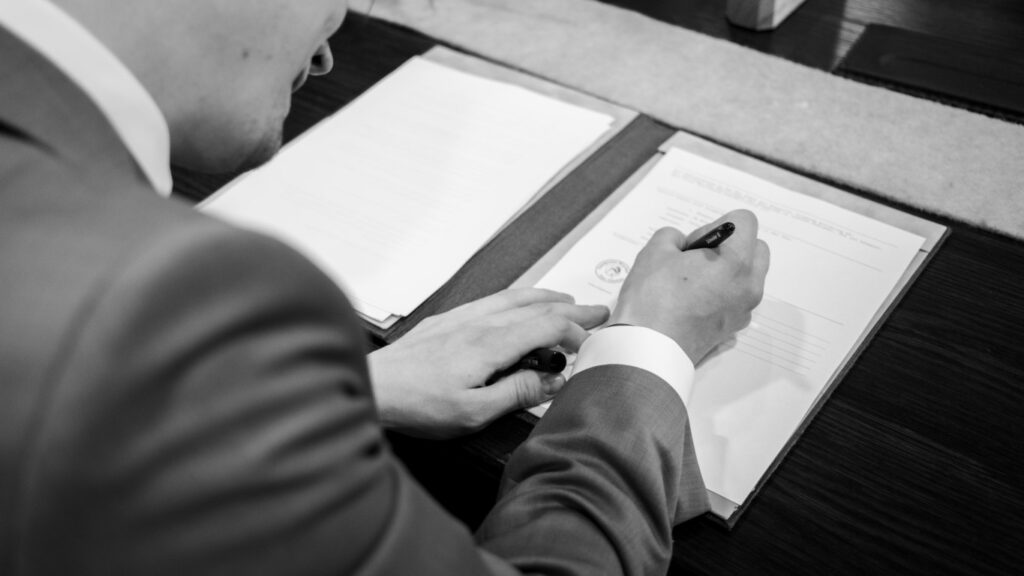 Hochzeitsfoto Reportagefoto des Hochzeitspaares bei der standesamtlichen Trauung