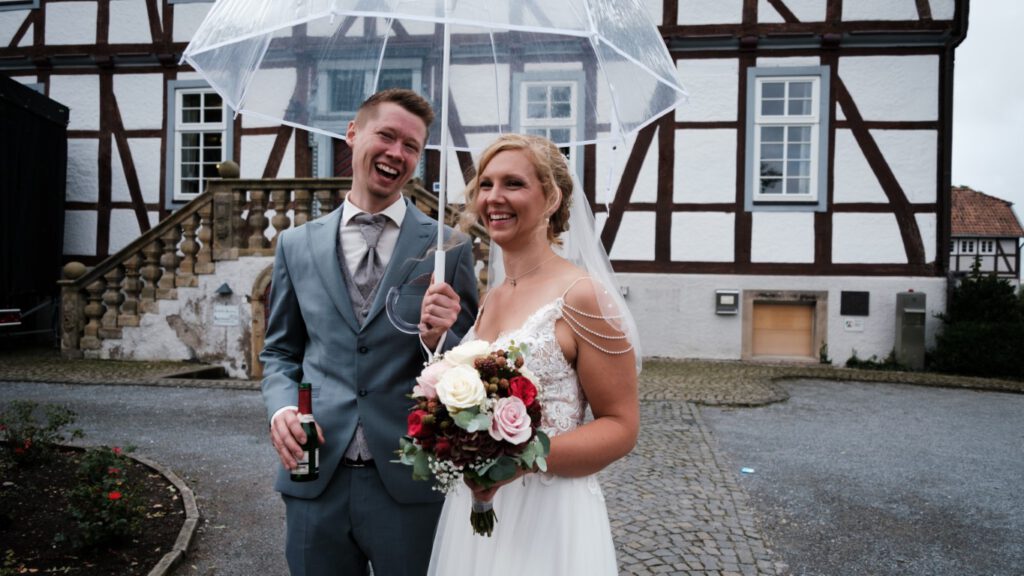 Hochzeitsfoto Reportagefoto des Hochzeitspaares bei der standesamtlichen Trauung