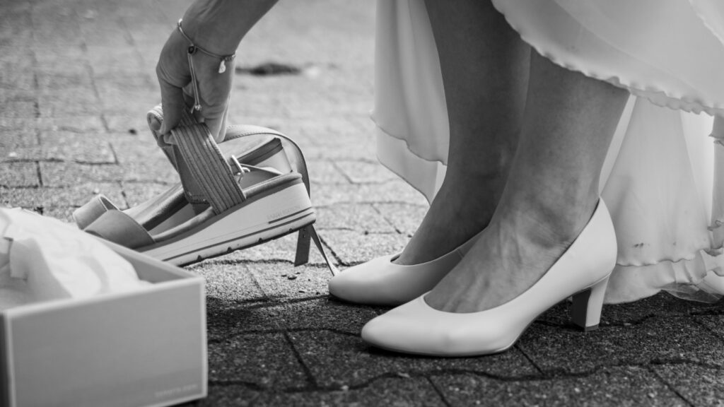 Hochzeitsfoto der Brautschuhe