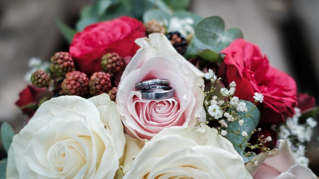 Hochzeitsringe im Brautstrauß
