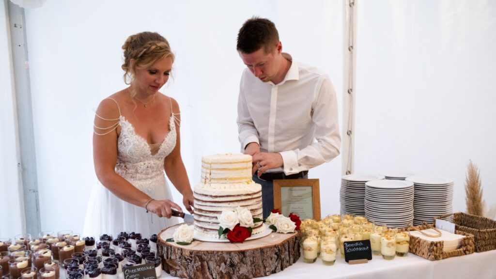 Hochzeitsfoto Reportage Kuchenanschnitt